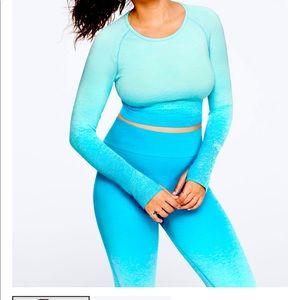 SEAMLESS WORKOUT CROPPED CREW AND LEGGINGS